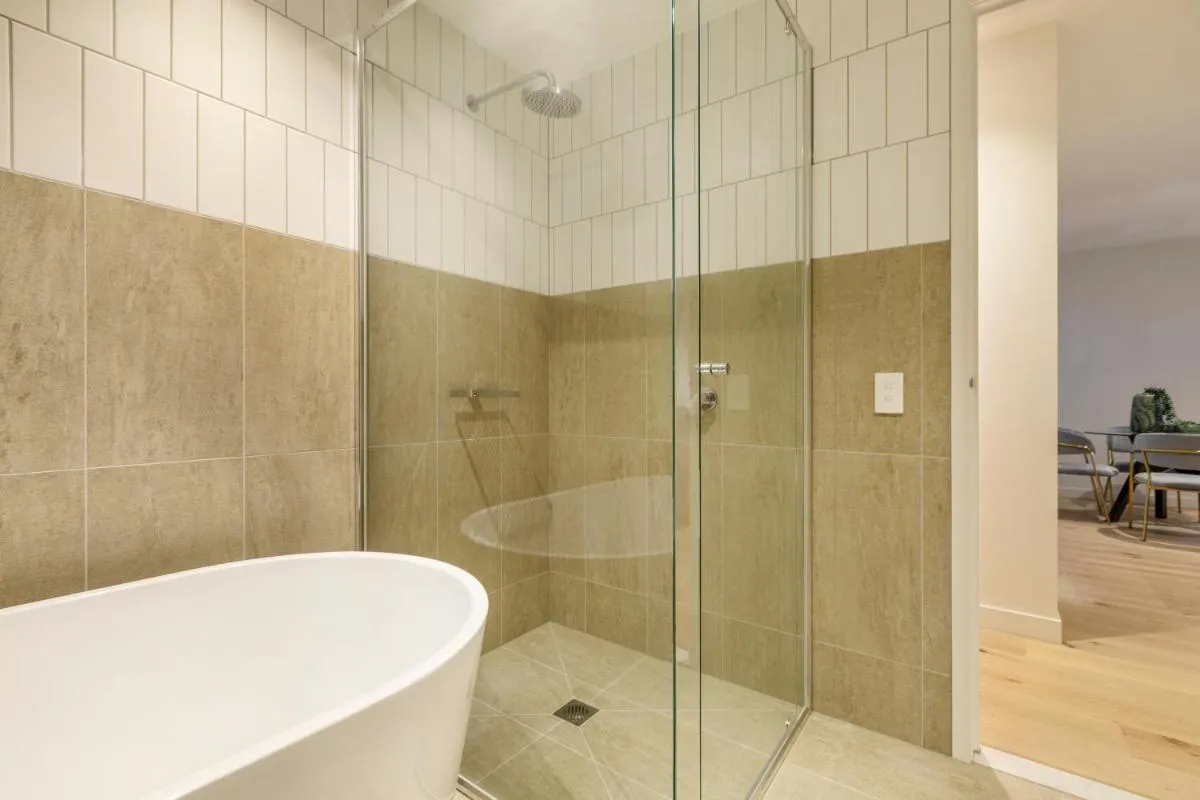 Image 2 of Sophisticated Designer Condo w City & Bay Views