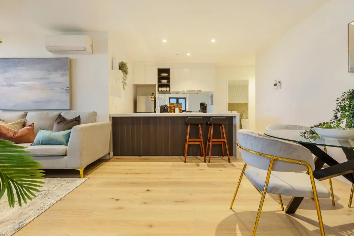 Image 4 of Sophisticated Designer Condo w City & Bay Views