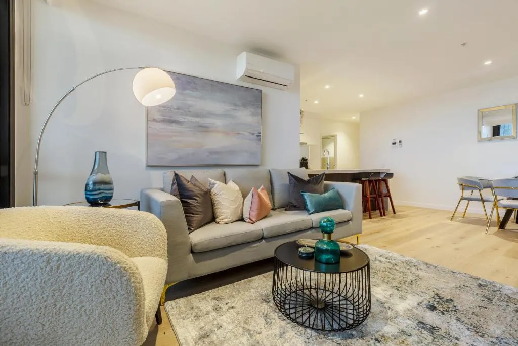 Image of Sophisticated Designer Condo w City & Bay Views