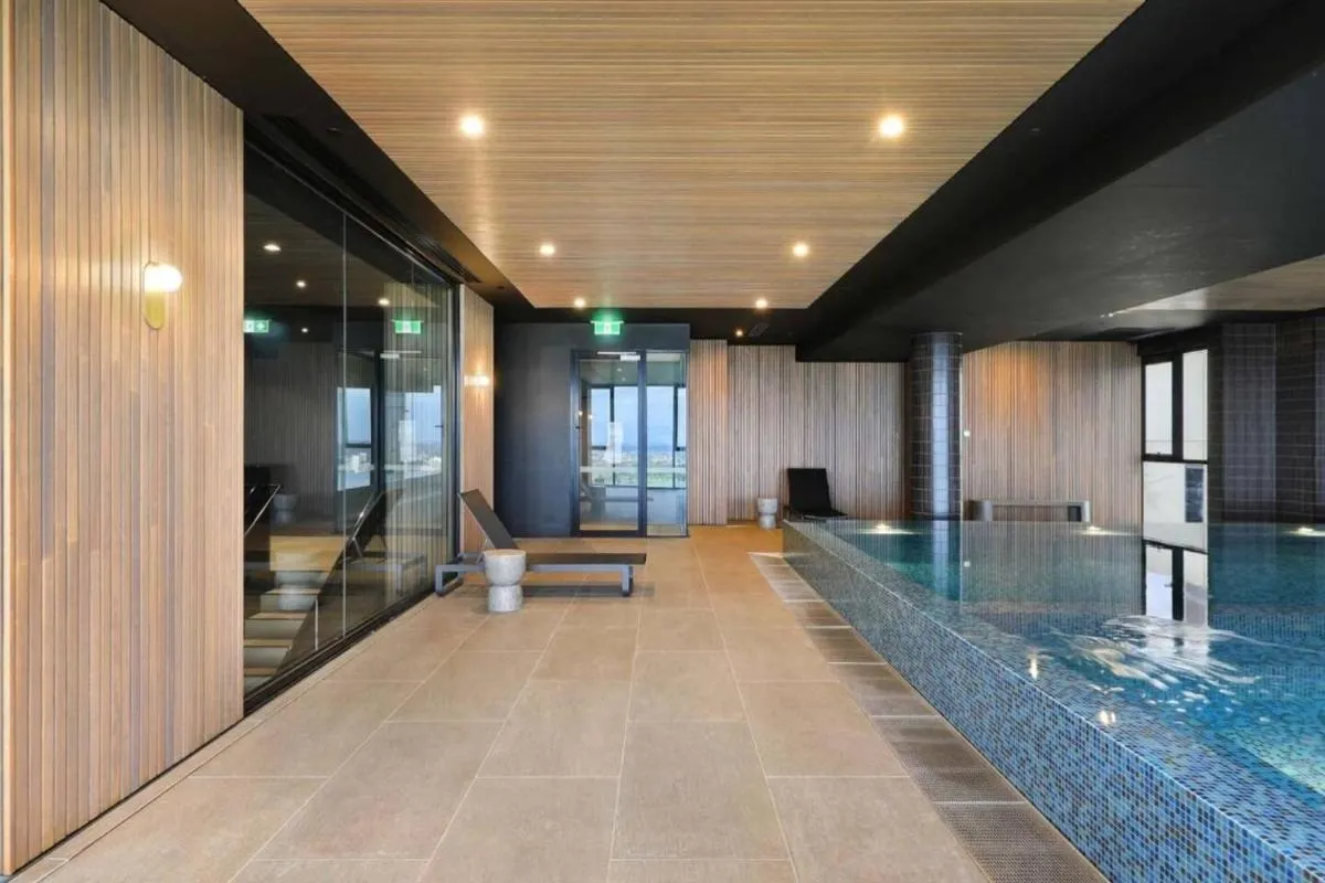 Image 3 of Sophisticated Designer Condo w City & Bay Views