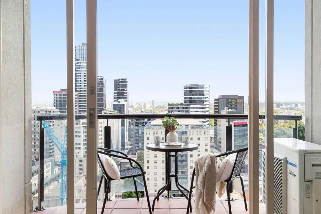 Image of Spacious 2BR Apt Near Southern Cross Free Parking