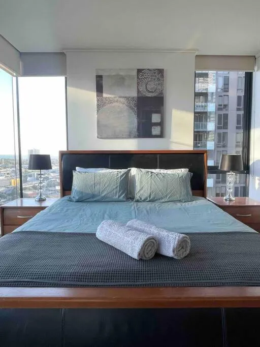 Image 3 of Spacious 3 Bedroom Apartment Southbank