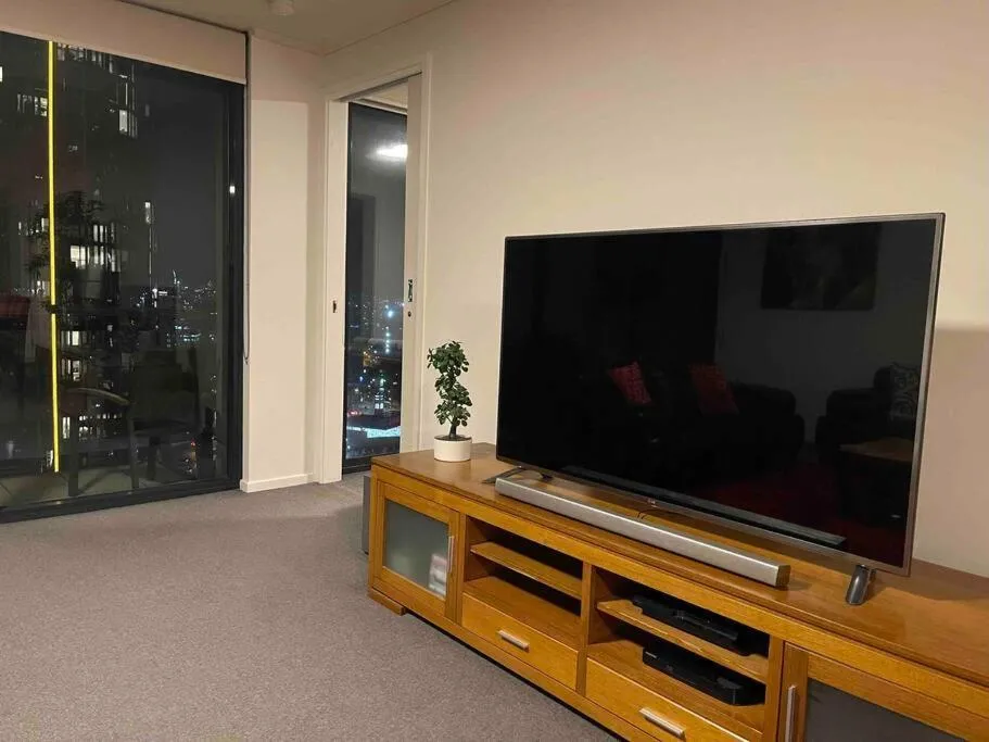 Image 2 of Spacious 3 Bedroom Apartment Southbank