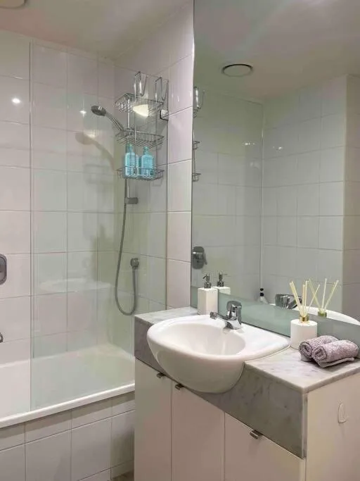 Image 6 of Spacious 3 Bedroom Apartment Southbank