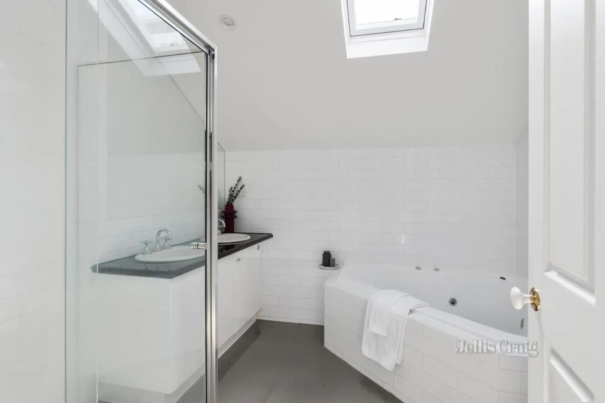 Image 1 of Spacious Middle Park Townhouse, Sleeps 6, Bayside