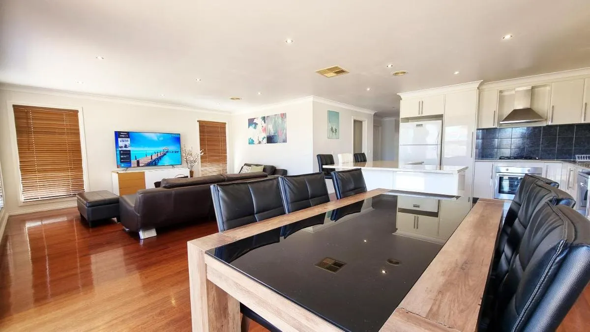Image 3 of St Albans house – Spacious and modern home