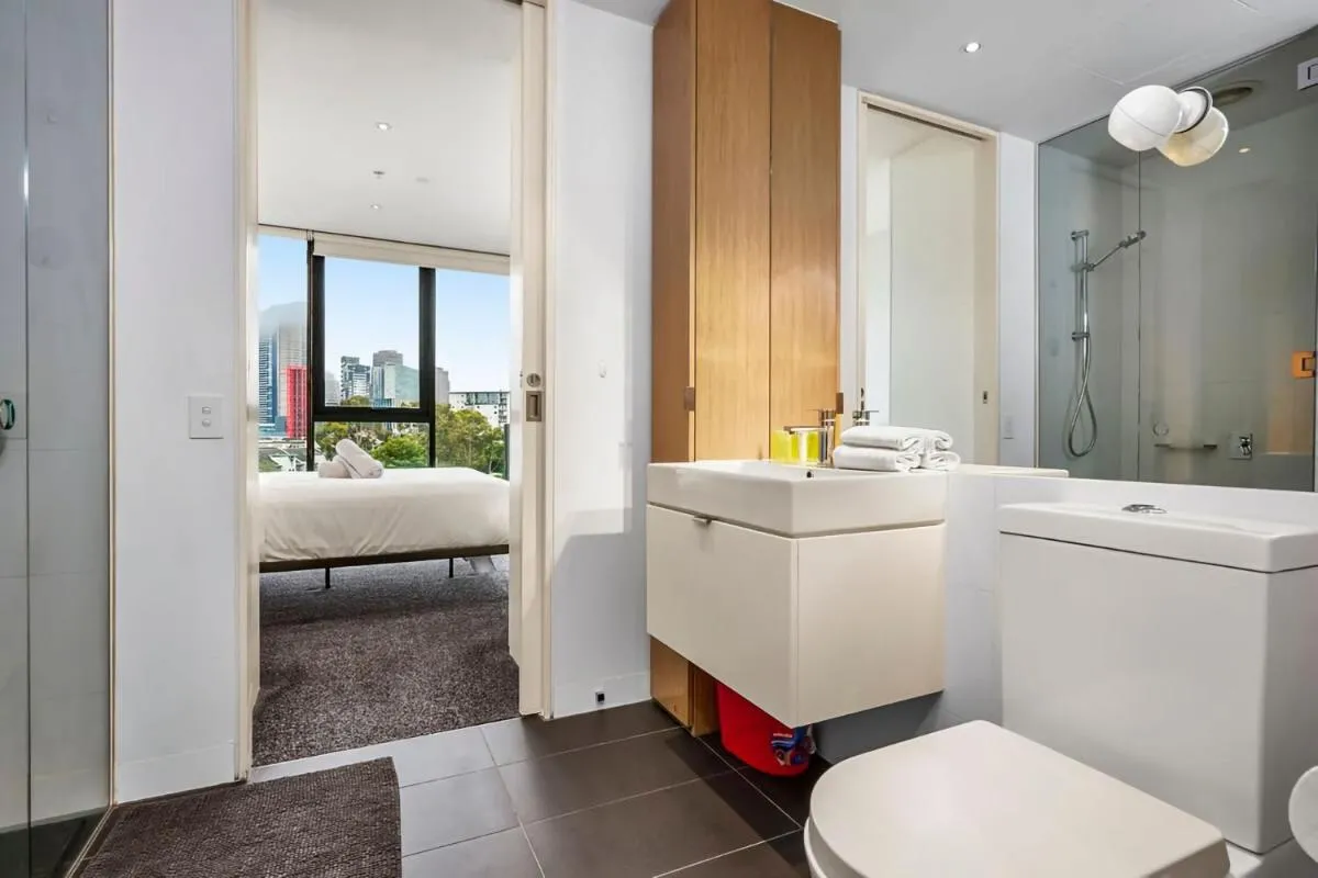 Image 2 of Stunning CBD Views Free Parking