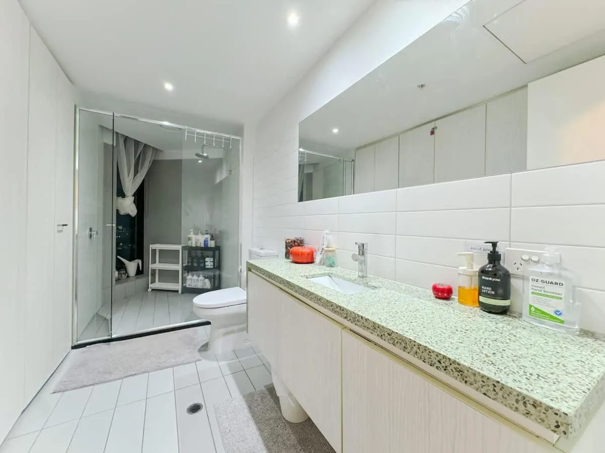 Image 2 of Stunning View 2B APT Free Parking in Dockland