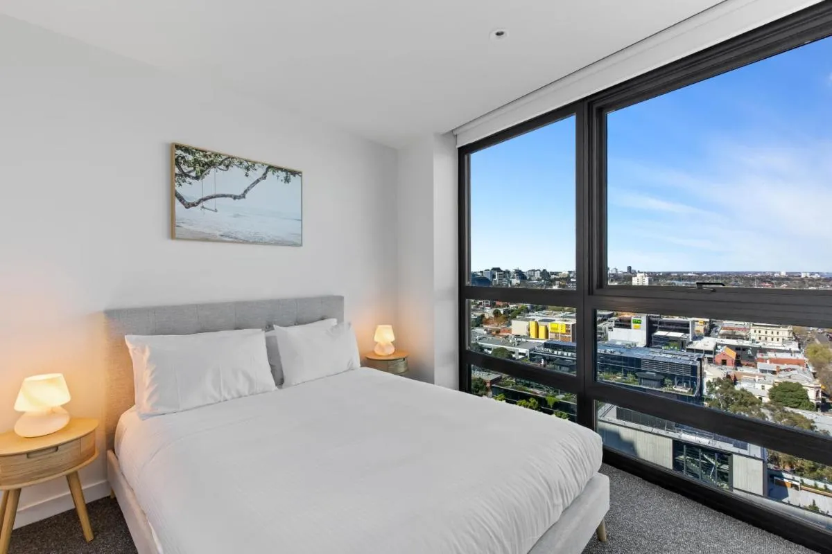 Image 6 of Stylish 1-Bed with Pool Gym & Stunning Views