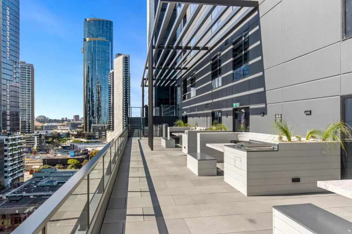 Image 5 of Stylish 1-Bed with Pool Gym & Stunning Views