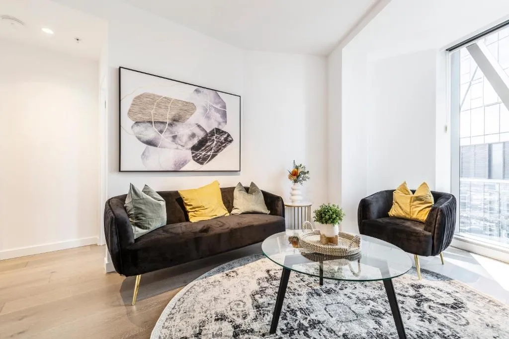 Image of Stylish Apt in West Side Place Best Location!