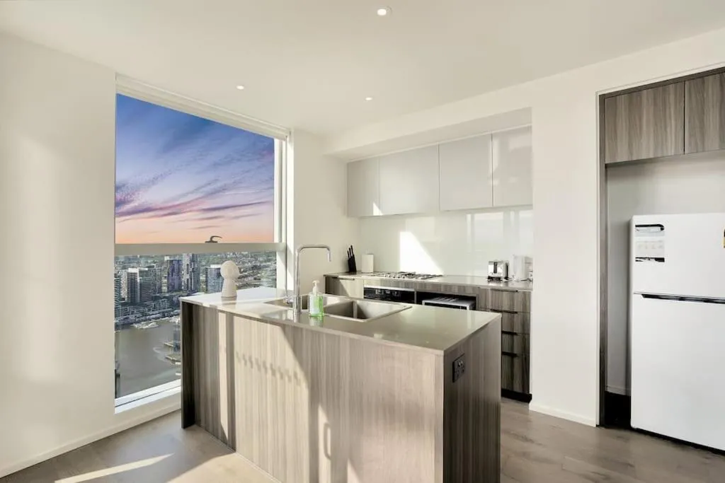 Image 3 of Sub-penthouse Stunning With Water Frontage 3B2B1C