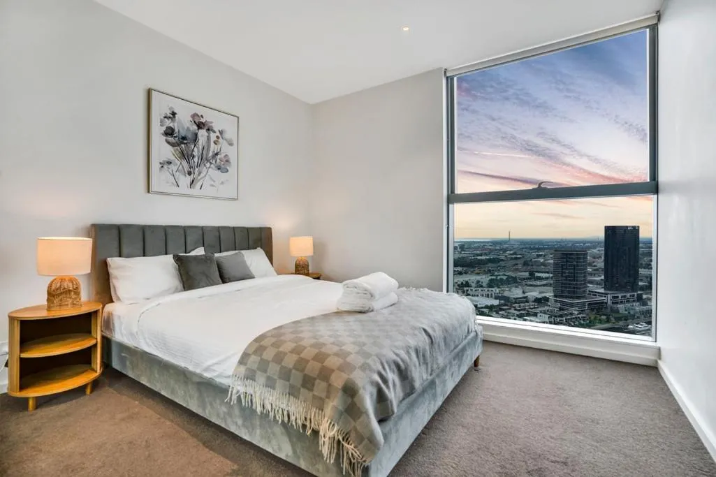 Image 6 of Sub-penthouse Stunning With Water Frontage 3B2B1C