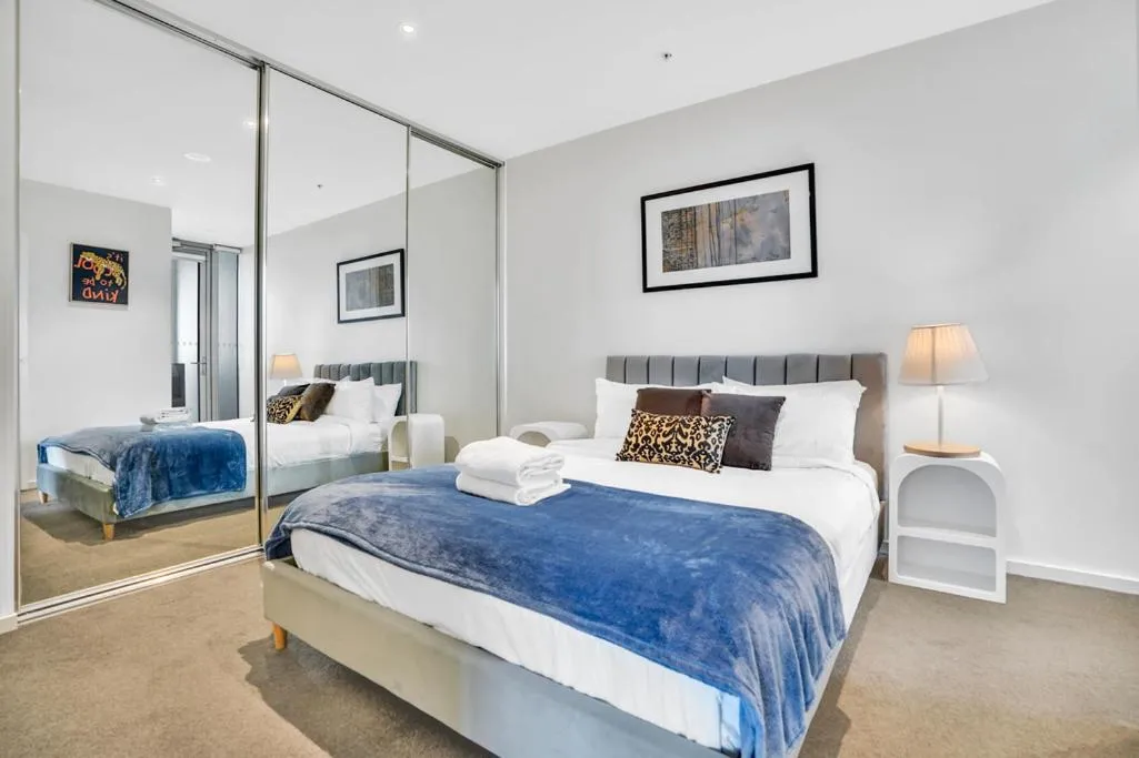 Image 1 of Sub-penthouse Stunning With Water Frontage 3B2B1C