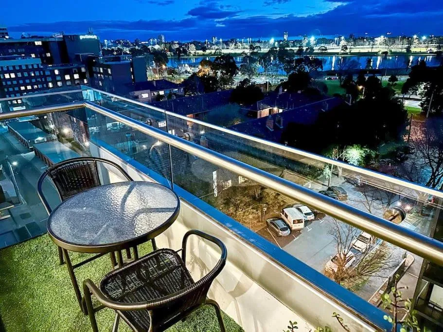 Image 5 of Superb Views Overseeing Albert Park 1BR Apartment