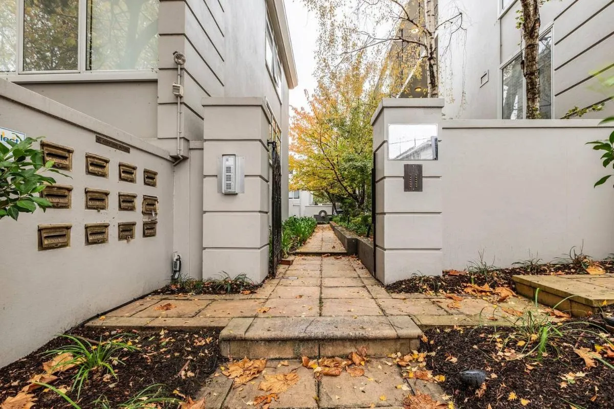 Image 5 of ‘The Courtyard Chateau’ Fresh and Modern off Toorak Rd