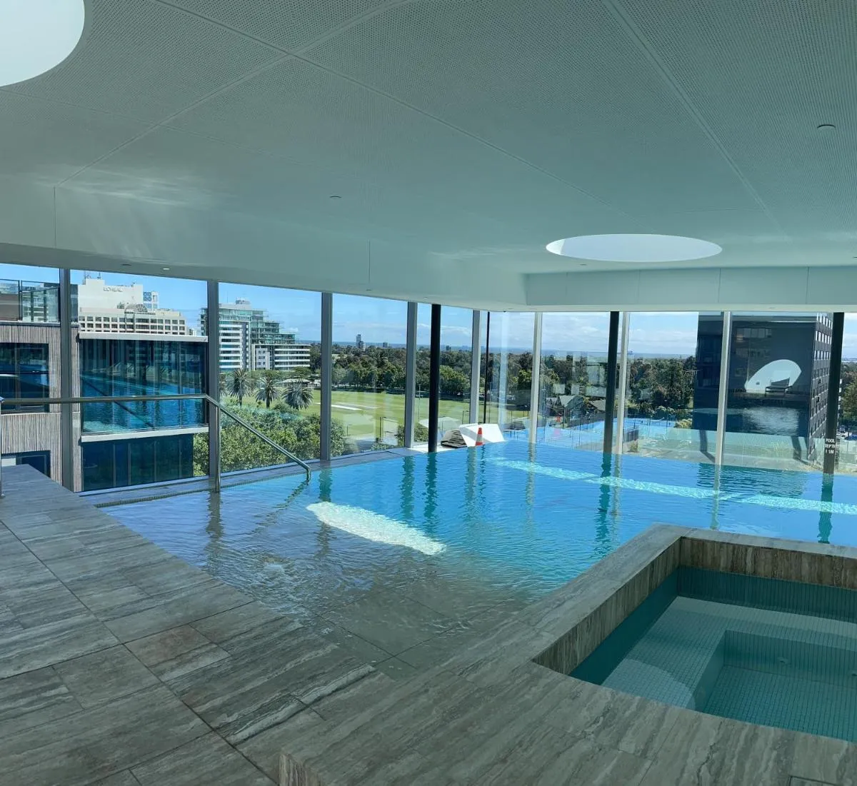 Image 2 of The Fawkner Apartment Bay-view pool/Gym Free Parking