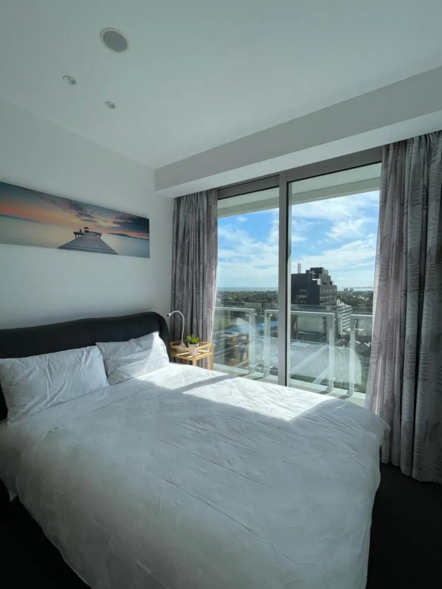 Image 1 of The Fawkner Apartment Bay-view pool/Gym Free Parking