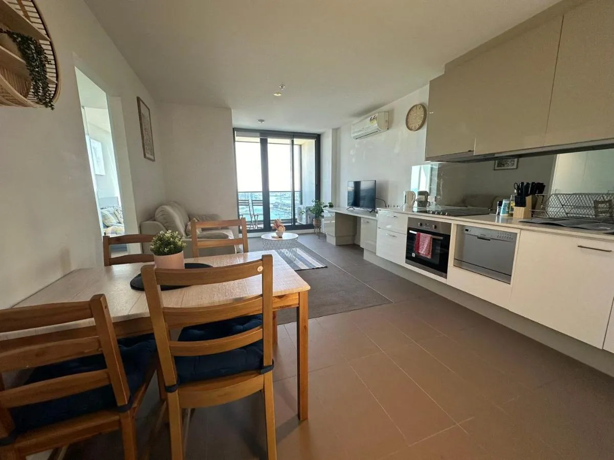 Image 3 of Top-Floor Luxury 1B1B apt L44 with Spectacular City Views