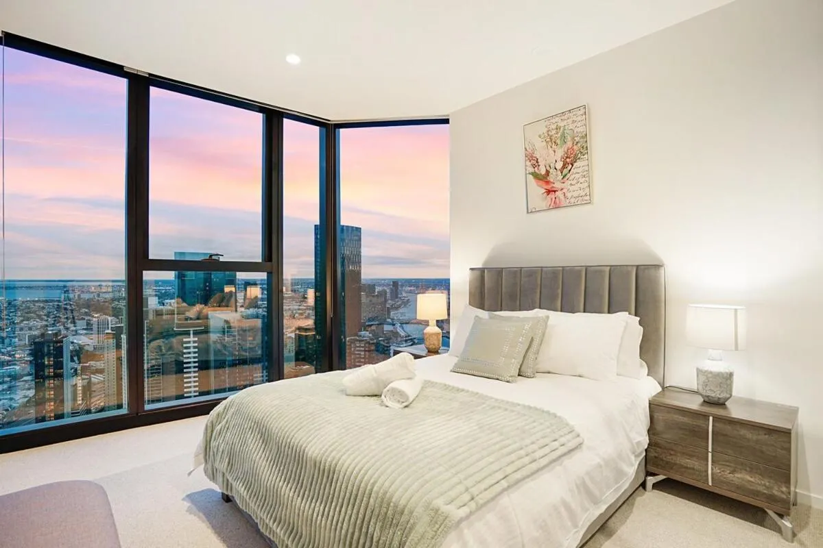 Image 6 of Top-Tier 2 bdrm City View Southbank Apt 47th floor