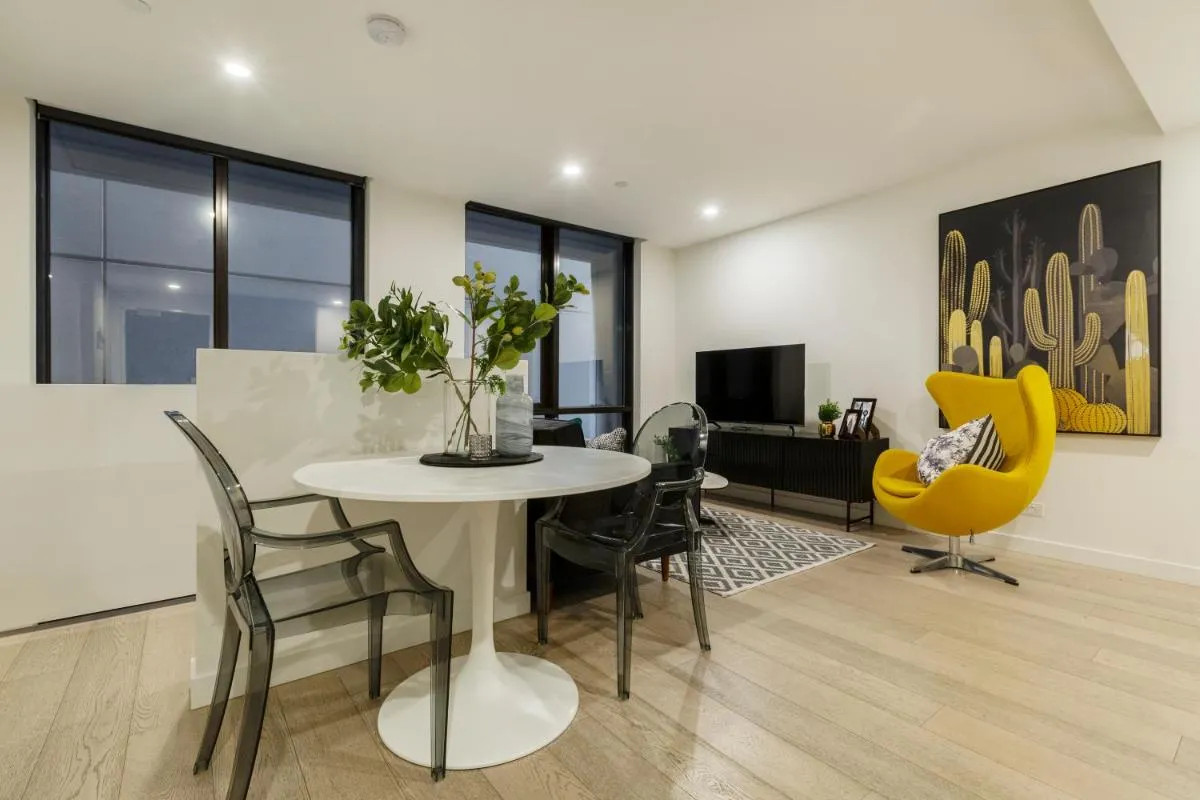 Image 4 of Trendy 2-Level CondoHuge Terrace FREE PARKING