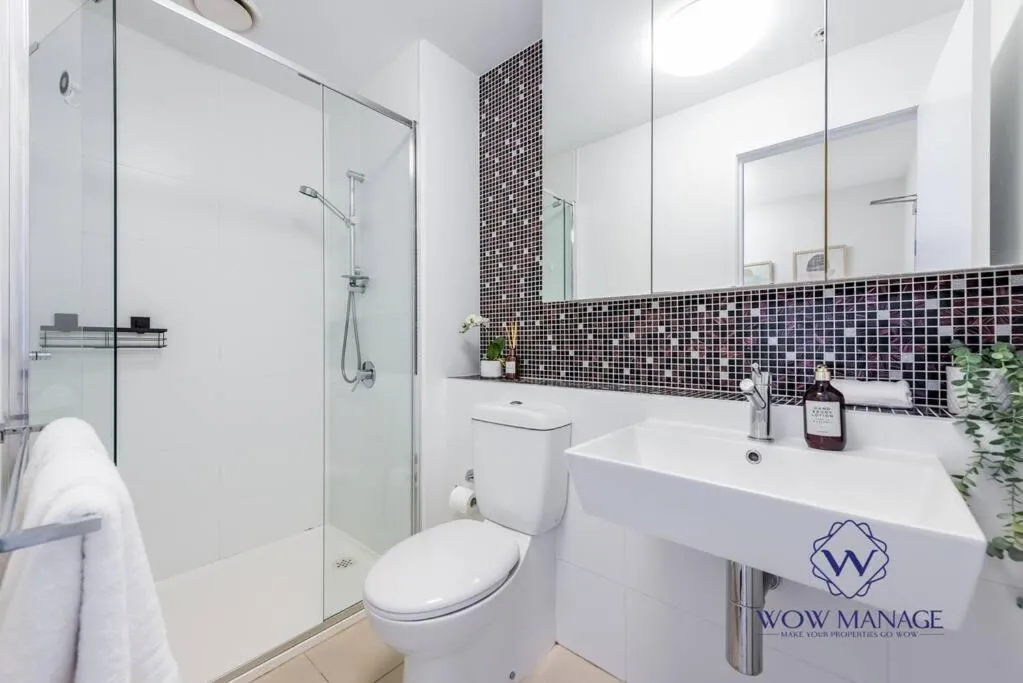 Image 2 of WOW Apartment on Lonsdale