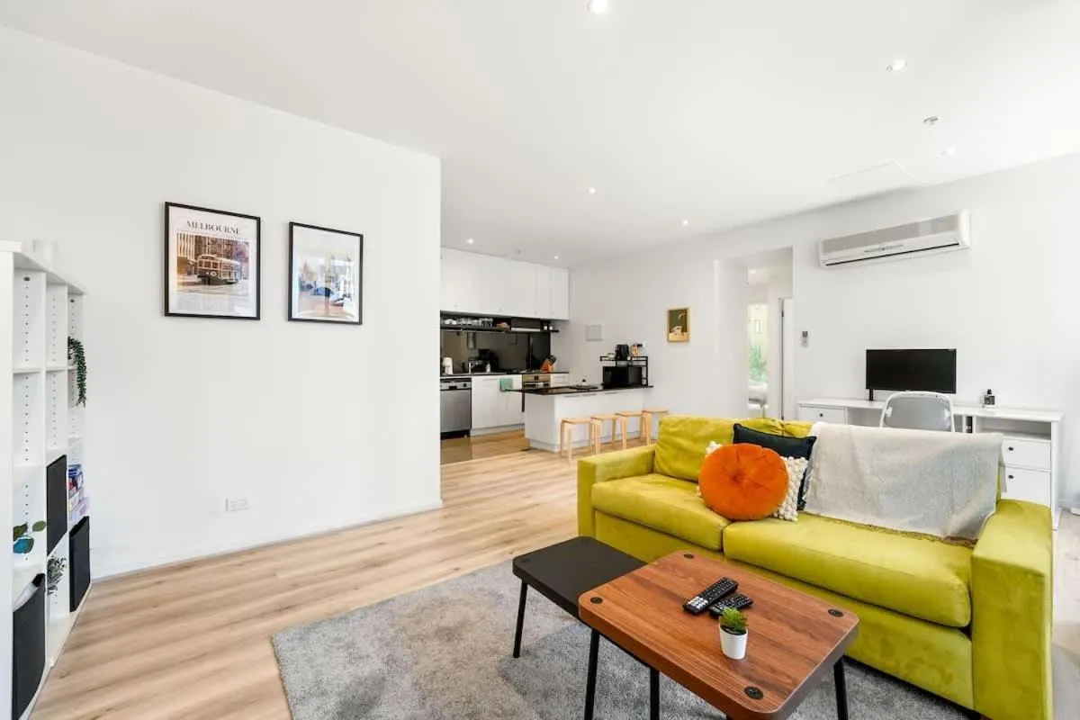 Image 3 of Wills Court – Perfect Central City Base with parking