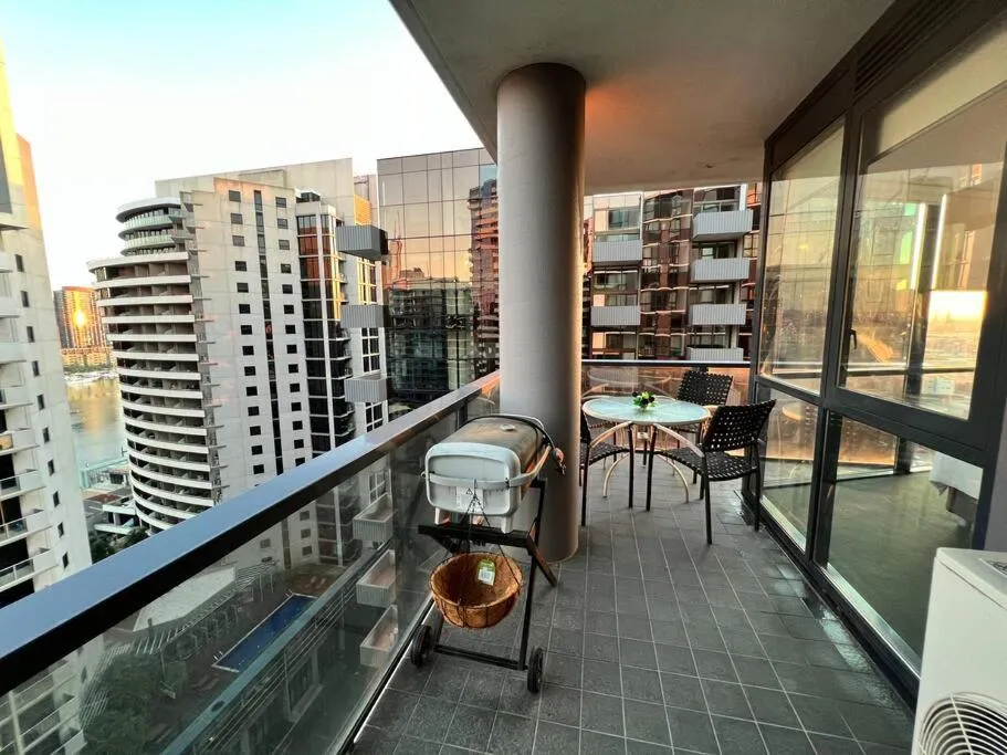 Image 5 of 17 Floor Waterfront Apartment Docklands 2BR 2Car