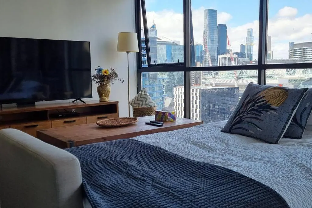 Image 6 of 17 Floor Waterfront Apartment Docklands 2BR 2Car
