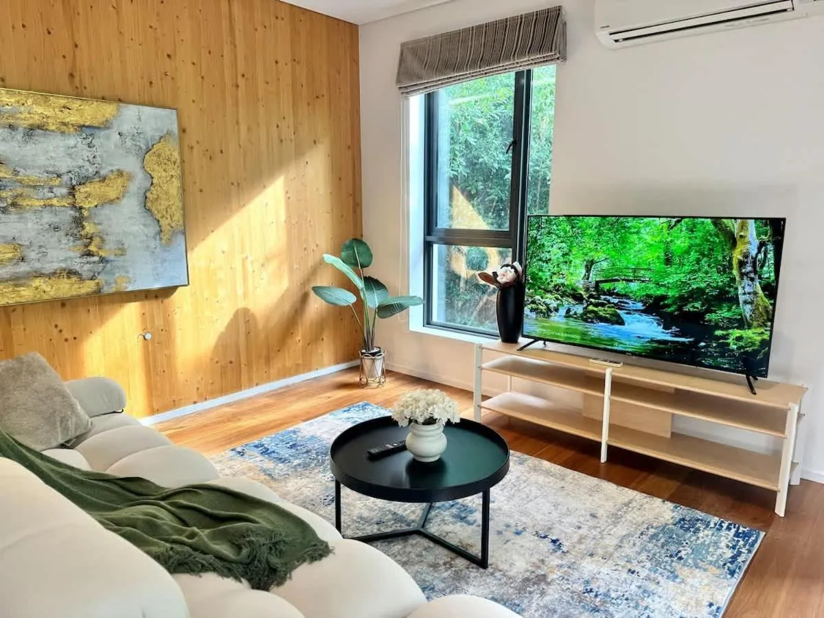 Image 4 of 2BR Apt in Docklands WiFi City walk Water nearby