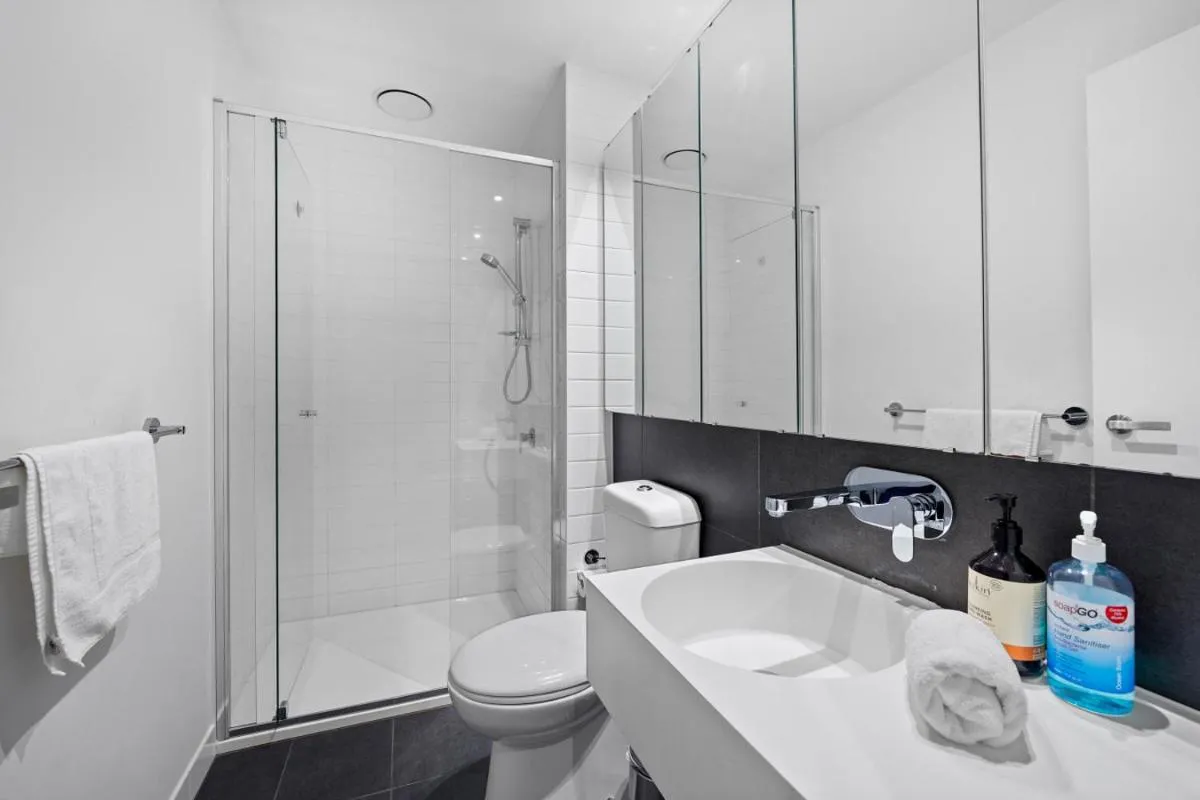 Image 2 of 3 Bed inner CBD Next to Skybus with Pool Gym Sauna