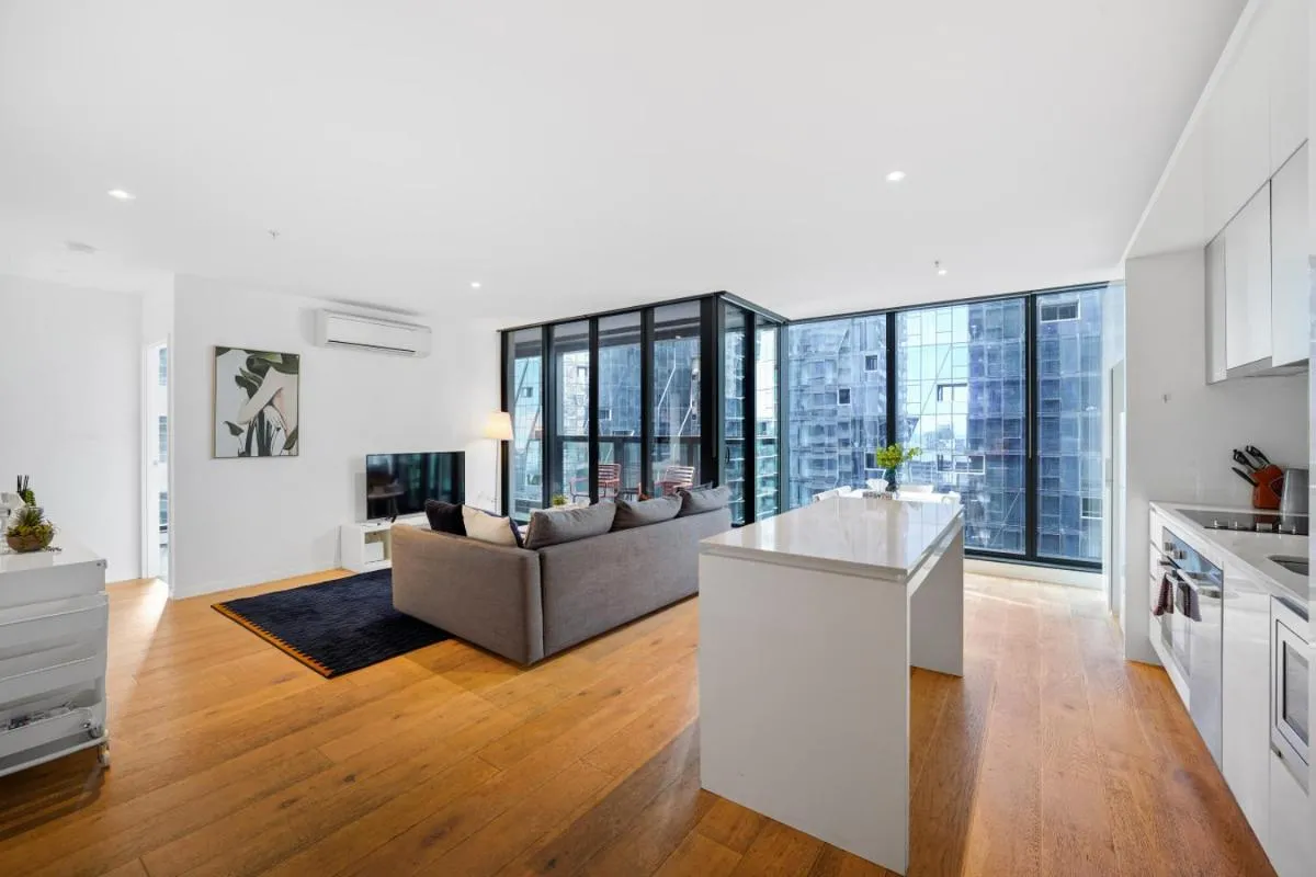 Image 4 of 3 Bed inner CBD Next to Skybus with Pool Gym Sauna