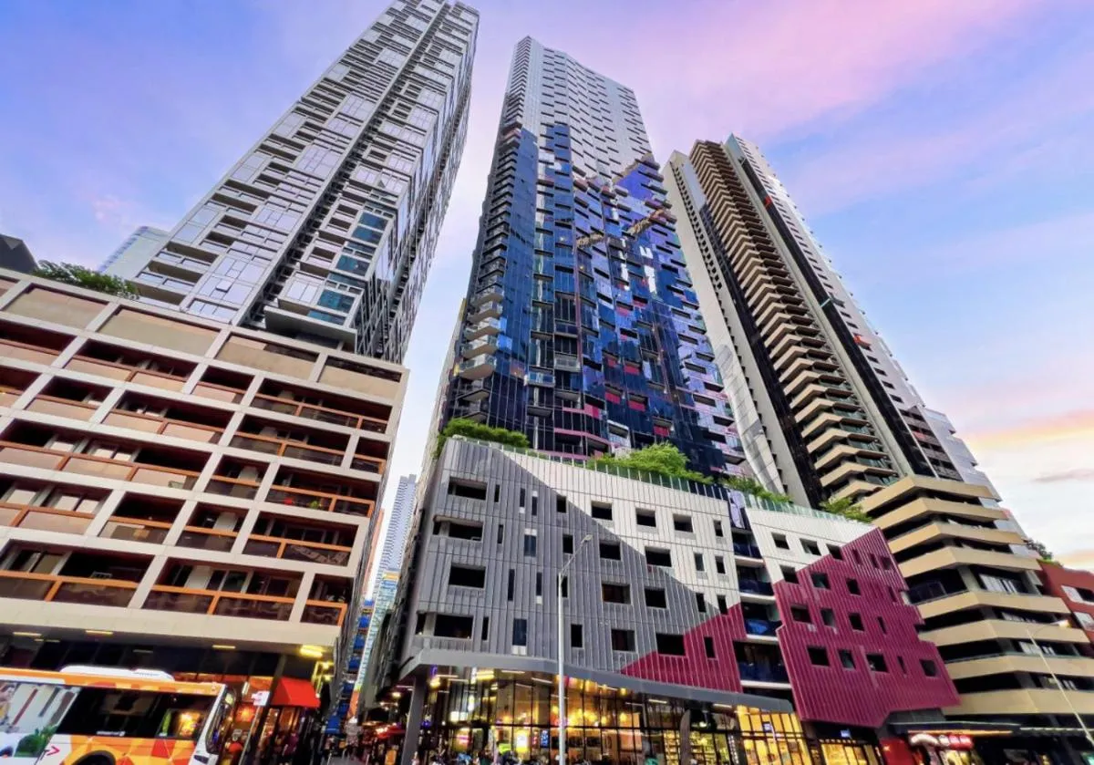 Image 6 of 3 Bed inner CBD Next to Skybus with Pool Gym Sauna