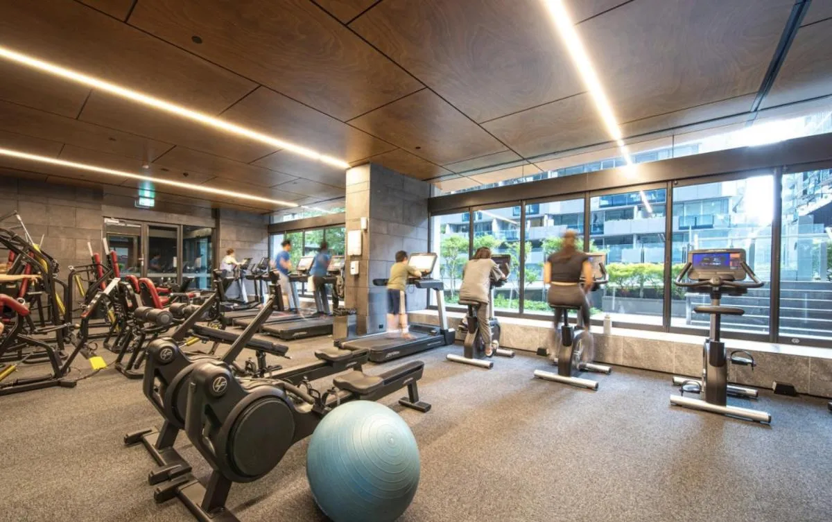 Image 5 of 3 Bed inner CBD Next to Skybus with Pool Gym Sauna