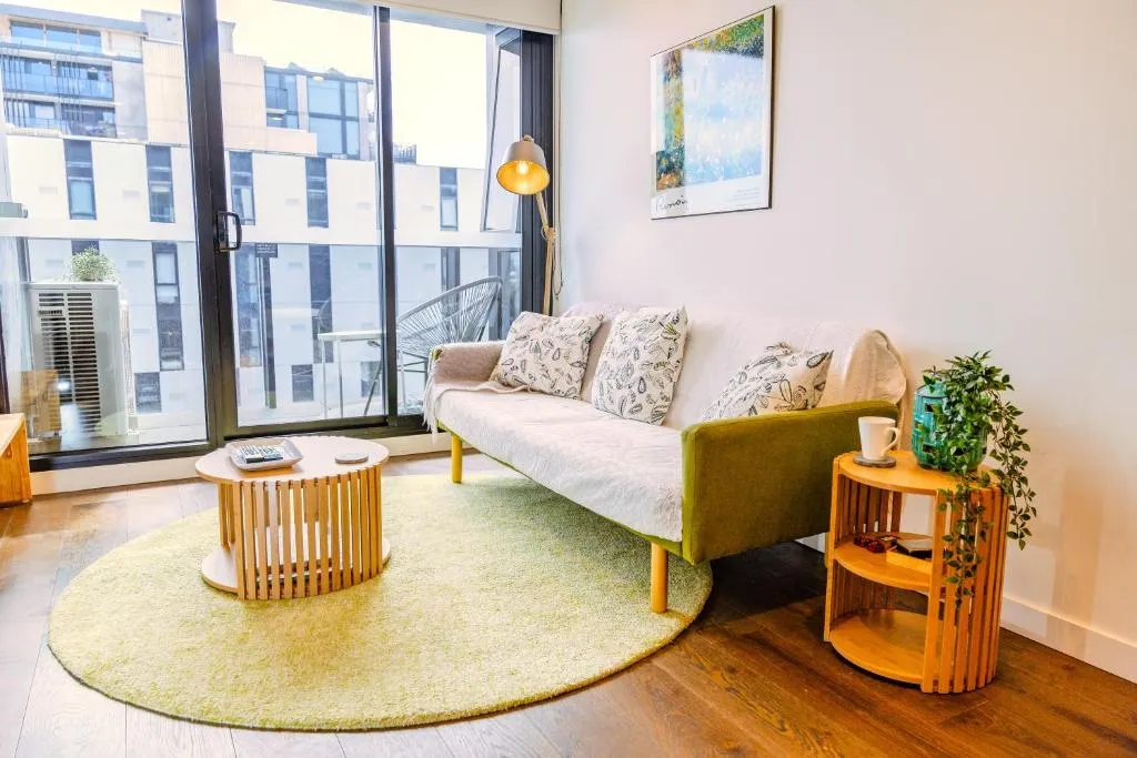 Image of 3 bed Apt near hospital, Uni & CBD – free parking!