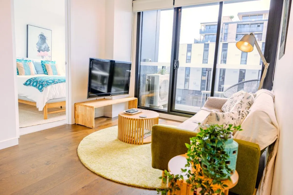 Image 2 of 3 bed Apt near hospital, Uni & CBD – free parking!