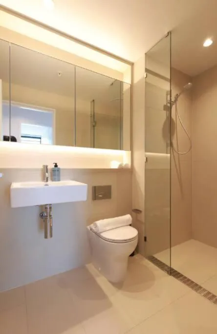 Image 3 of 44D Stunning Ocean view 3Bedroom Abnb Apartment with Free parking