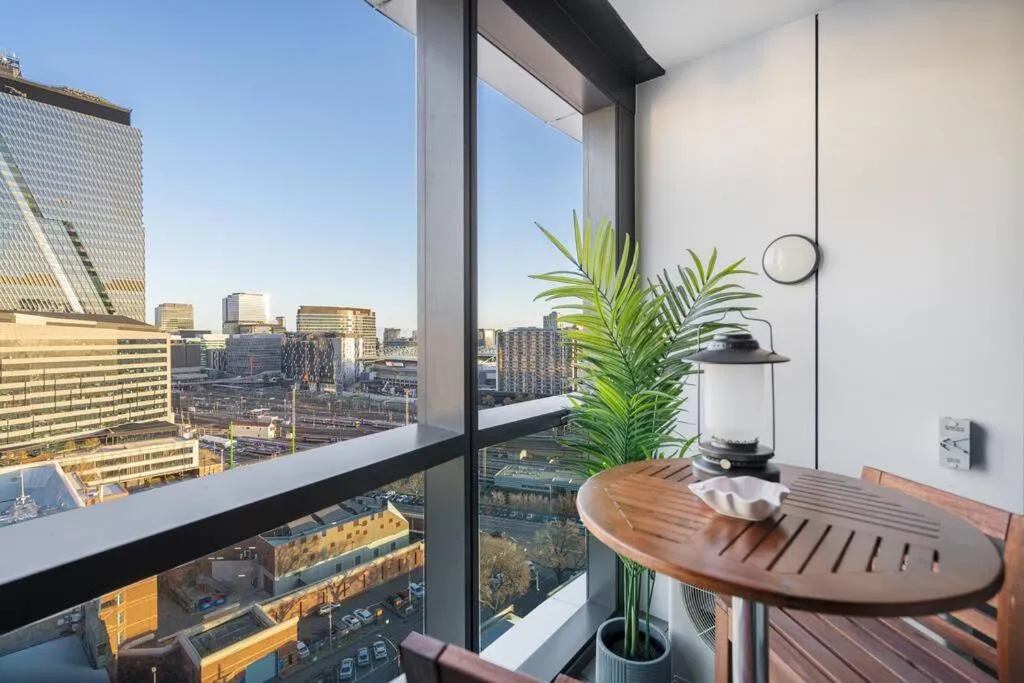 Image 6 of Bright 1B West Melbourne apt w free parking#MV16