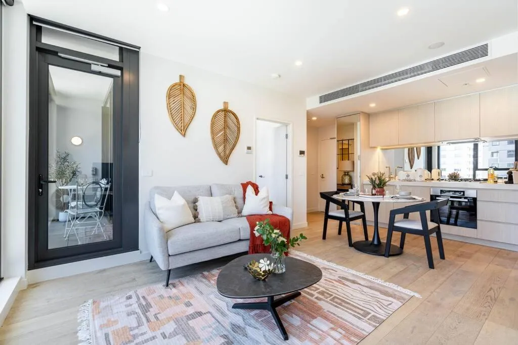 Image 4 of Bright 1B West Melbourne apt w free parking #MV09