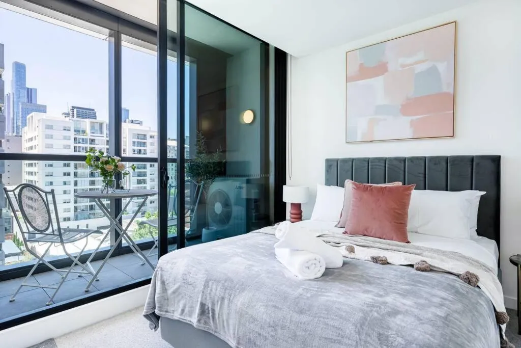 Image 1 of Bright 1B West Melbourne apt w free parking #MV09