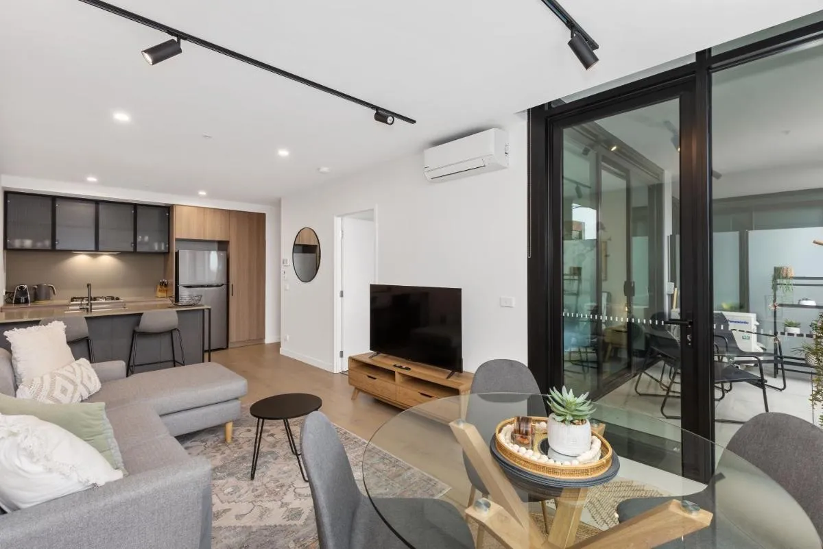 Image 4 of Bright and Modern 1BR Apt with Balcony and Car Park