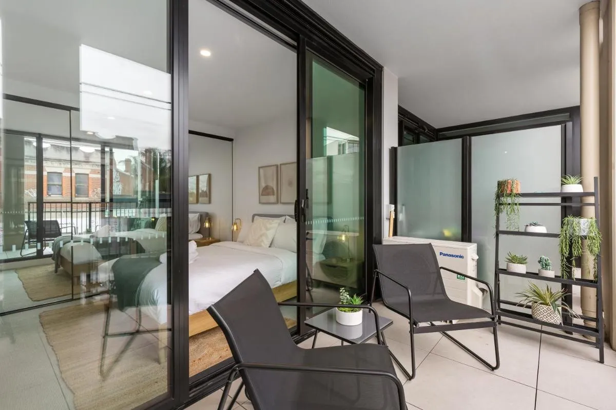 Image 3 of Bright and Modern 1BR Apt with Balcony and Car Park