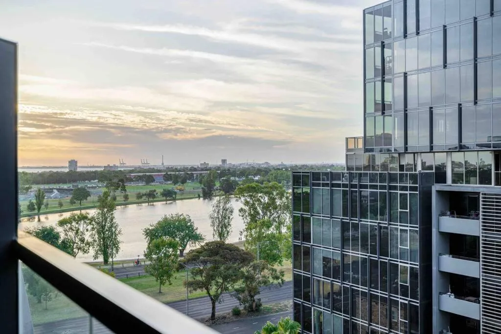 Image 6 of Classy 2B apt next to Albert Park w Free Parking#LA08