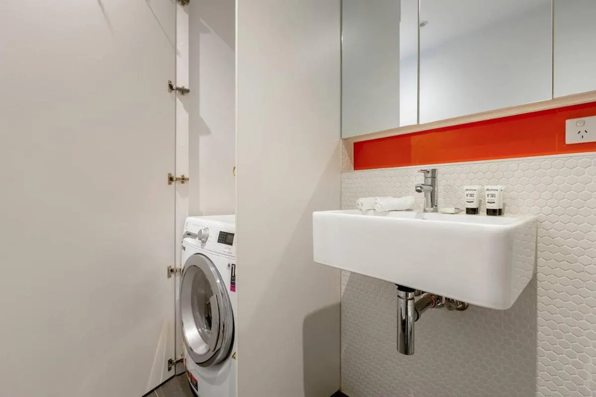 Image 2 of Cosy and Contemporary in Sought after South Yarra
