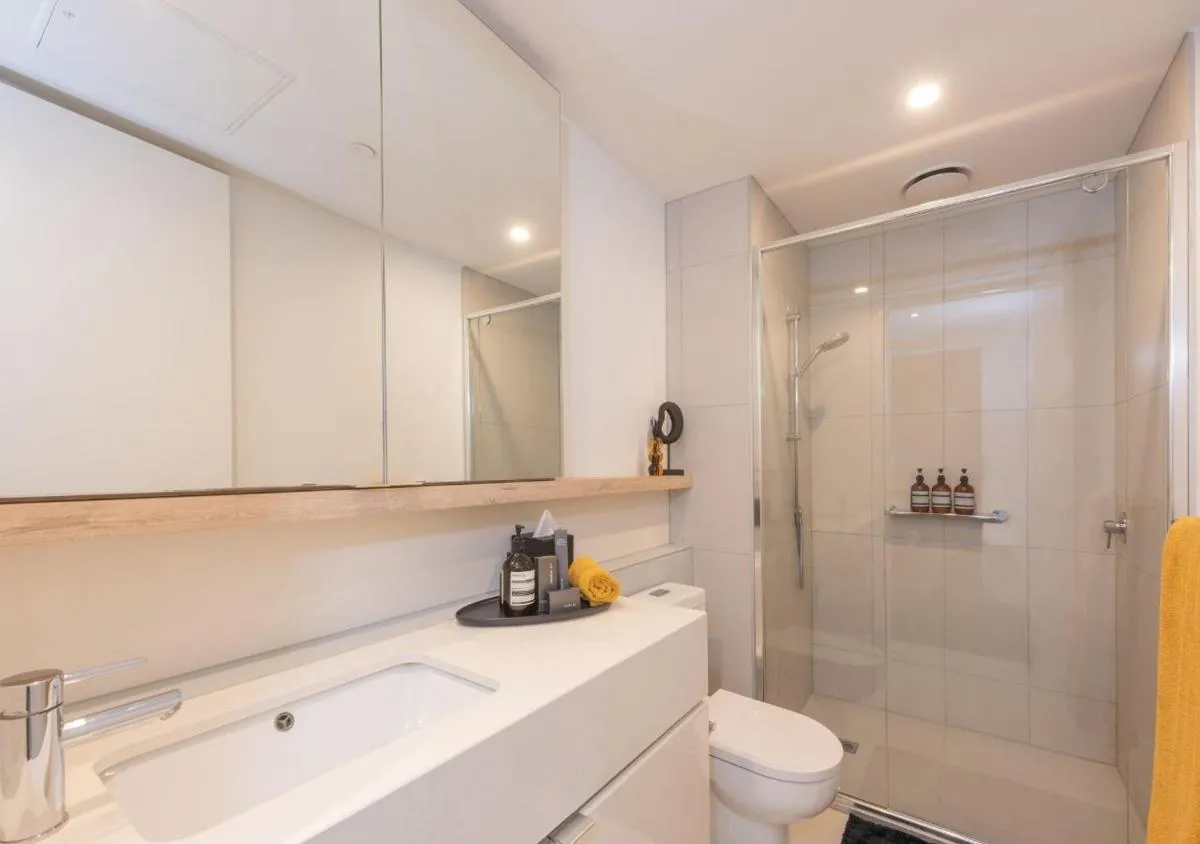 Image 2 of Elwood stylish apartment in botanical location near beach