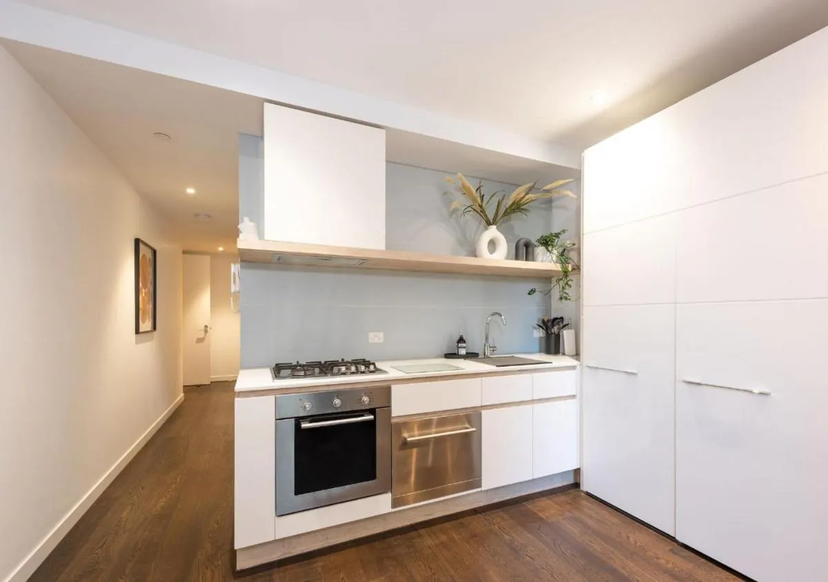 Image 6 of Elwood stylish apartment in botanical location near beach