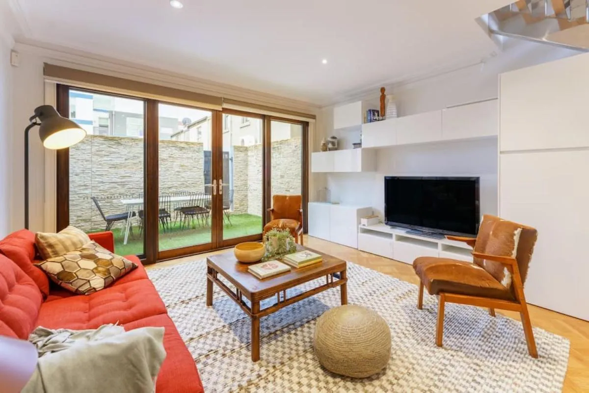 Image 4 of Farrah Designer Three Bedroom Carlton Residence