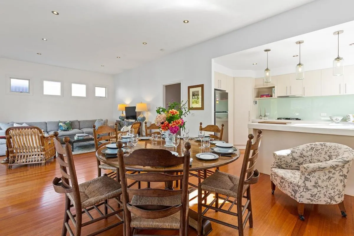 Image 3 of Glenferrie House, Close to City, Classic Style, Free On-Site Parking