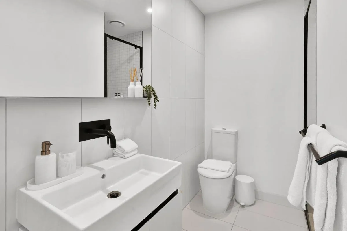 Image 4 of Gorgeous 2bed 2bath apartment near Crown