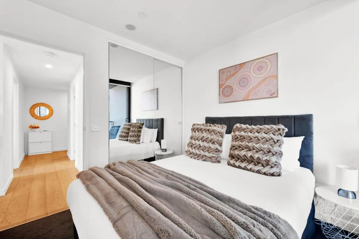 Image 3 of Gorgeous 2bed 2bath apartment near Crown